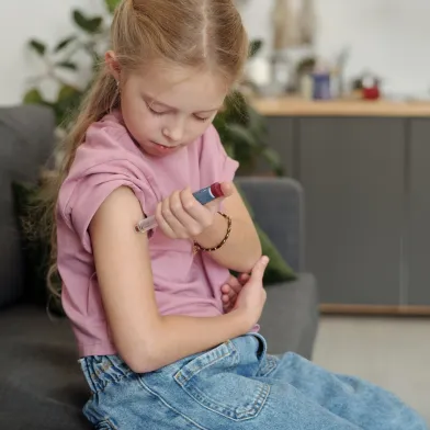 girl injecting insulin in arm