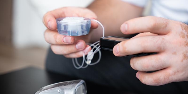Man holding an infusion set for delivering insulin from an insulin pump