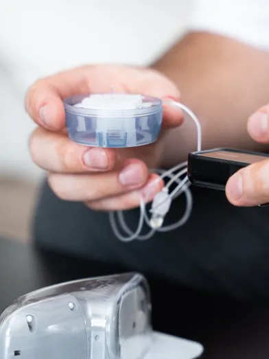Man holding an infusion set for delivering insulin from an insulin pump